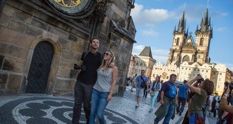 Place de la Vieille Ville animée à Prague avec l'Horloge astronomique et l'Église Týn au milieu des touristes.