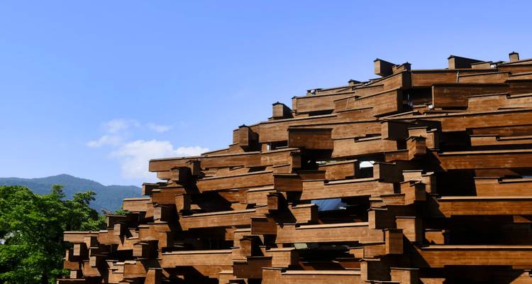 Bâtiment en bois avec un design architectural unique.