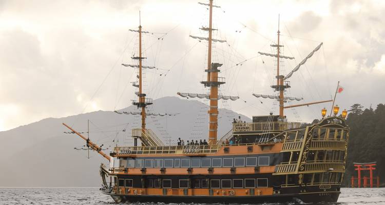 Grand navire à thème de pirates sur un lac.