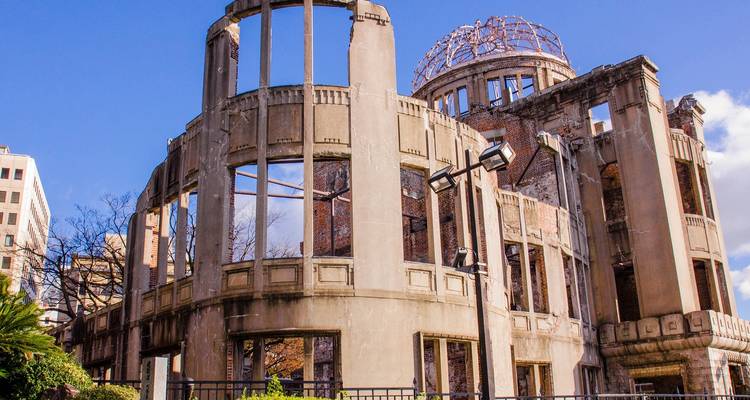 Les ruines du Dôme de la Bombe atomique se dressent de manière frappante contre un ciel bleu dégagé en tant que symbole de la paix.