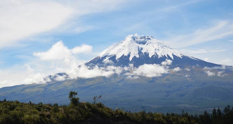 Volcán Cotopaxi cubierto de nieve rodeado de nubes
