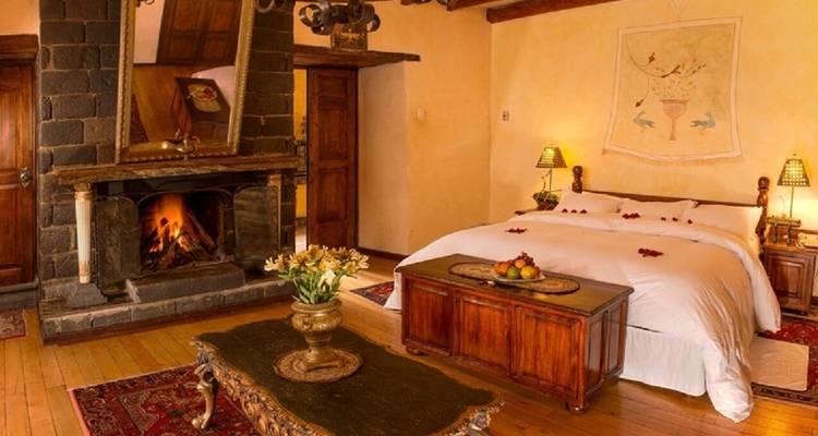 Dormitorio acogedor con una chimenea encendida en un ambiente de alojamiento.