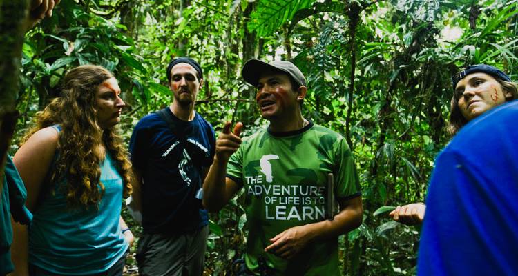 Grupo de personas haciendo una visita guiada en una selva tropical.