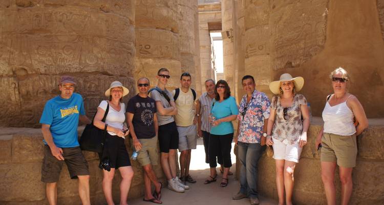 Groupe de touristes à l'intérieur d'un temple ancien