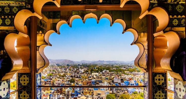 Een zicht op een stad door een sierlijk gewelfd raam.