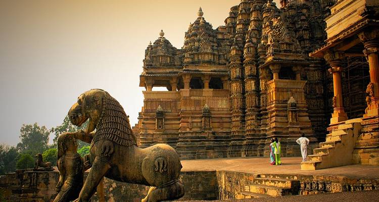 Oude tempel met ingewikkelde gravures en stenen beelden.
