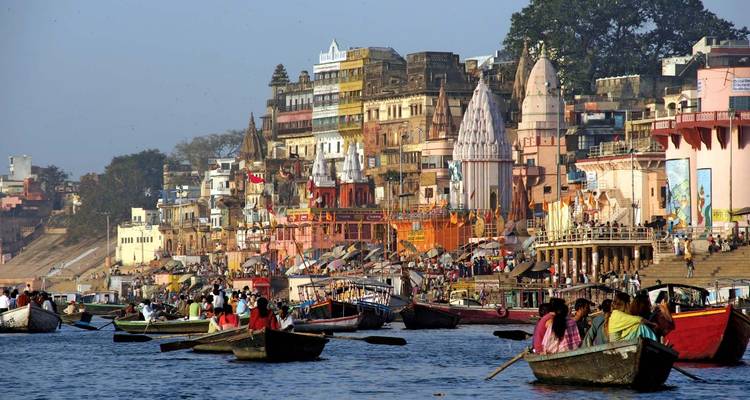 Boote auf dem Ganges mit den Ghats von Varanasi im Hintergrund