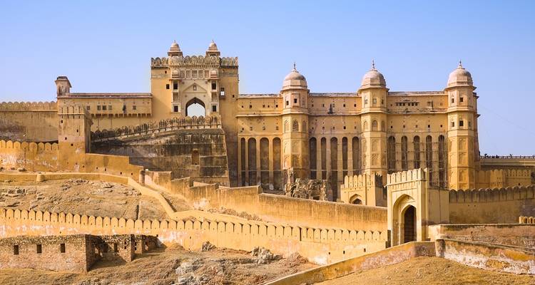 Amber Fort in Jaipur bei klarem blauen Himmel.