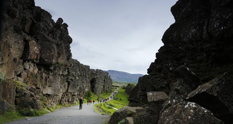 Ein malerischer Pfad durch dramatische Felsformationen.