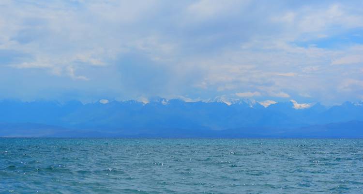 Vue montagneuse sur une grande étendue d'eau.