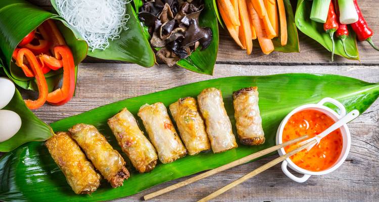 Rouleaux de printemps traditionnels vietnamiens avec sauce et légumes.