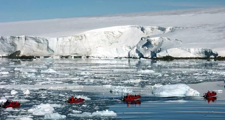 Zodiacs parmi les icebergs et les glaciers