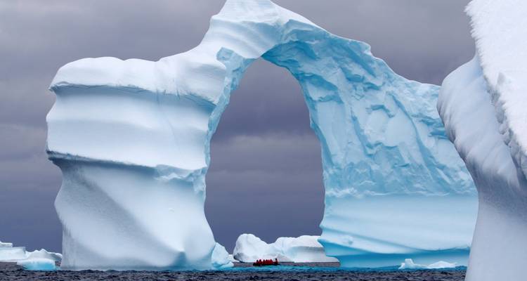 Iceberg avec arche naturelle au-dessus de la mer