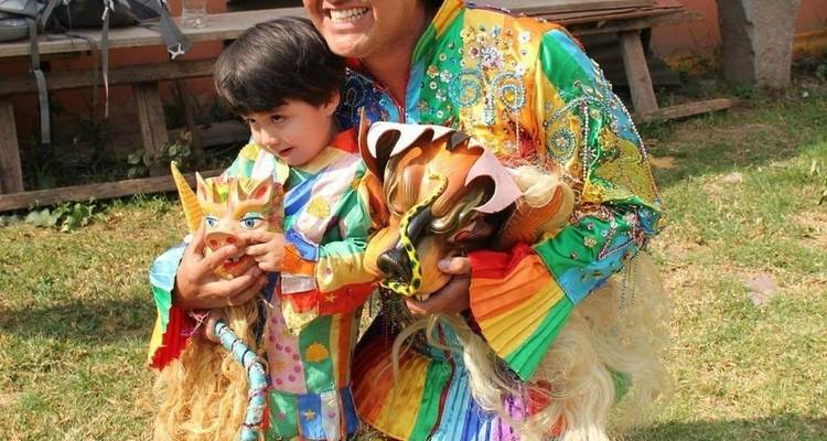 Hombre y niño con trajes coloridos para un festival.