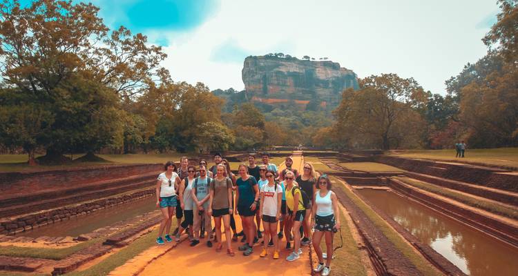 Un groupe de touristes posant devant le rocher de Sigiriya.