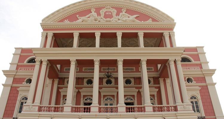 Edificio histórico de teatro con arquitectura neoclásica.