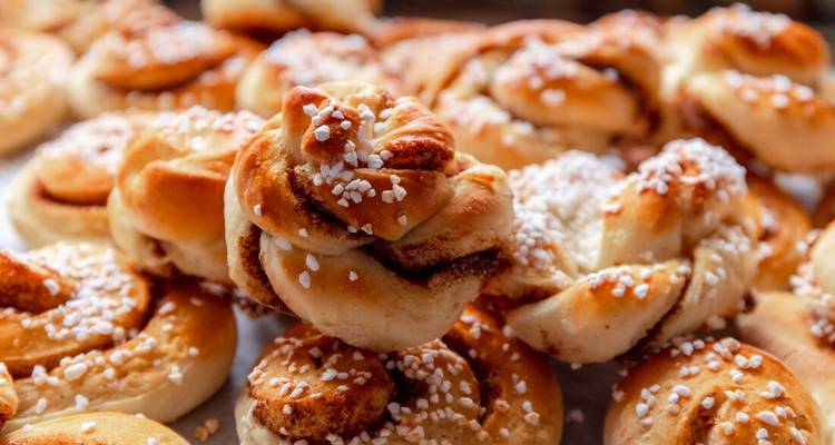Gros plan de brioches à la cannelle avec des paillettes de sucre.