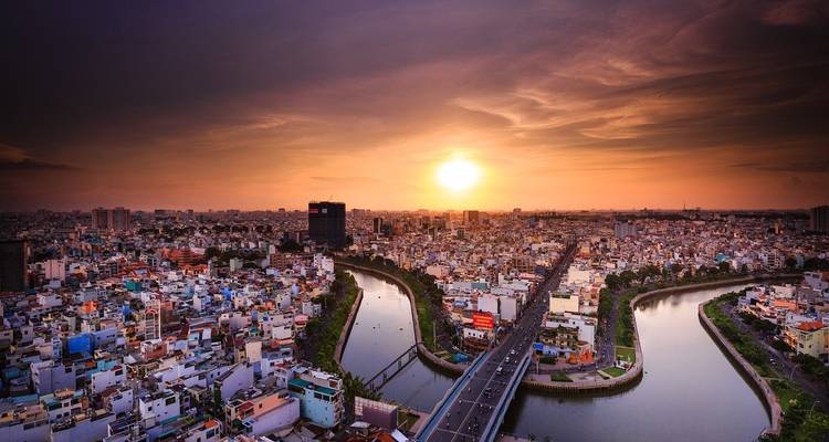 Coucher de soleil urbain avec une vue sur l'aménagement de la ville et les ponts.