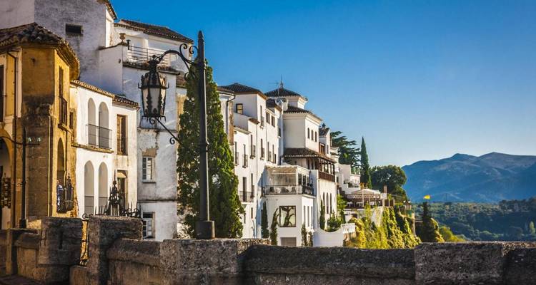 Klifstadje met een bergachtige achtergrond.