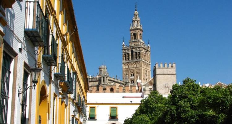 Straatbeeld met historische toren zichtbaar op de achtergrond.