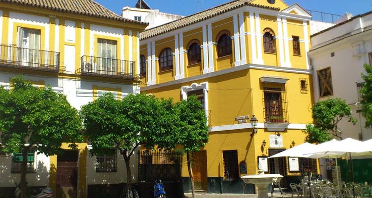 Gewaxte plaza met kleurrijke historische gebouwen.