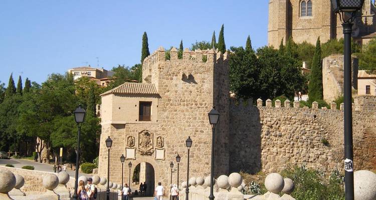 Ville médiévale fortifiée avec des portes et des murs.