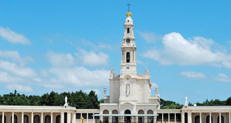 El Santuario de Fátima bajo un cielo azul.