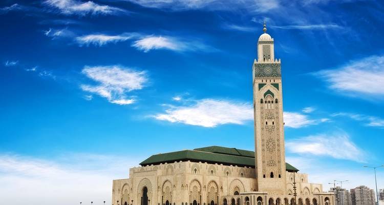 La Mezquita Hassan II se alza contra un cielo azul despejado.