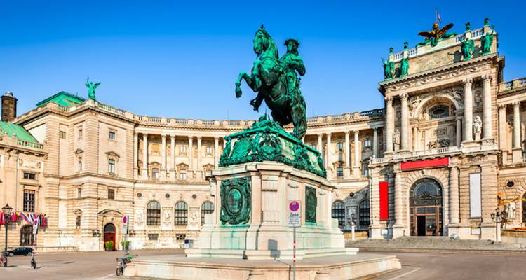 Reiterstatue des Prinzen Eugen auf dem Heldenplatz mit der ornamentalen Fassade des Wiener Hofburg-Palastes im Hintergrund.