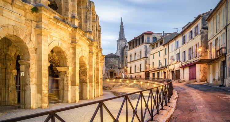 Anfiteatro histórico en un pintoresco pueblo antiguo con iluminación cálida.