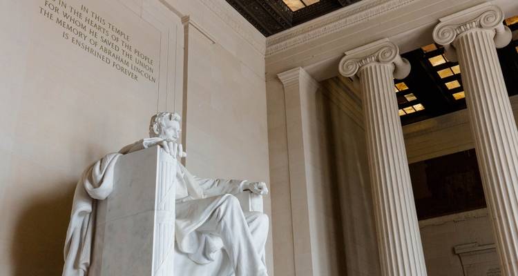 Vue de profil de la statue du Lincoln Memorial.