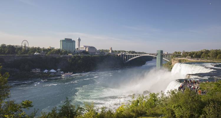 Vue panoramique surplombant les chutes du Niagara sous un ciel dégagé.