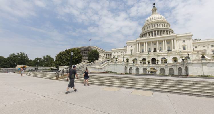 Le Capitole des États-Unis avec des gens qui marchent par une journée ensoleillée.