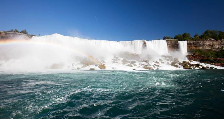 Chutes du Niagara avec un arc-en-ciel qui s'étend au-dessus de l'eau.