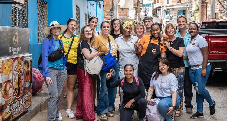 Grupo de turistas posando en un entorno urbano vibrante con arte callejero.