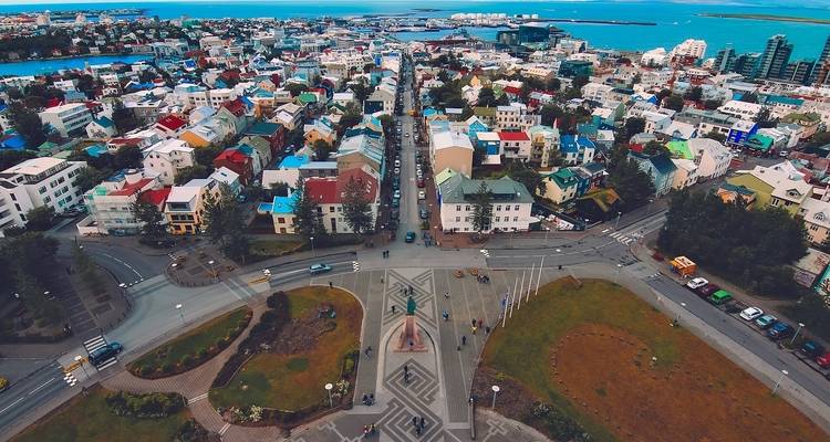 Vista aérea de los coloridos edificios y calles de Reikiavik.