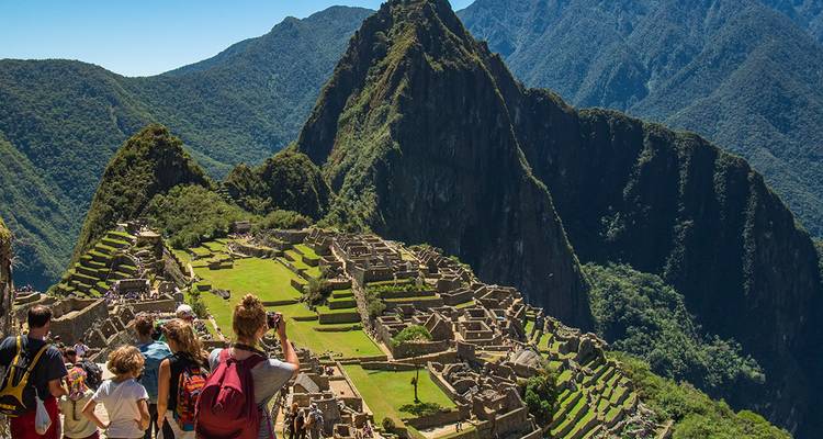 Vue panoramique du Machu Picchu avec des touristes.