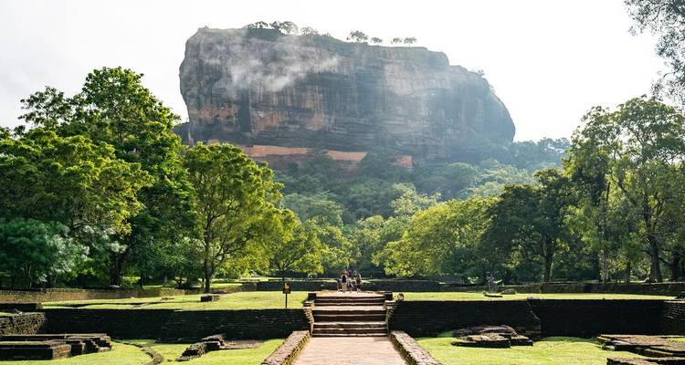 Forteresse rocheuse de Sigiriya dans un environnement verdoyant luxuriant.