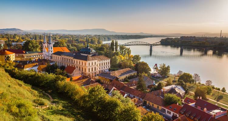 Esztergom met zijn Basiliek naast de Donau bij zonsopgang.