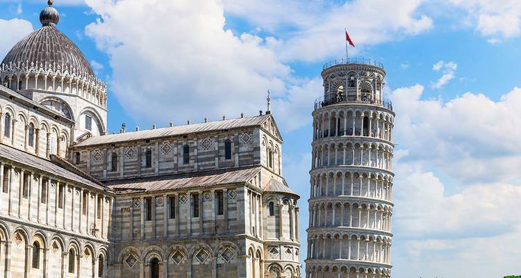 Beroemde Scheve Toren van Pisa met een heldere blauwe lucht.