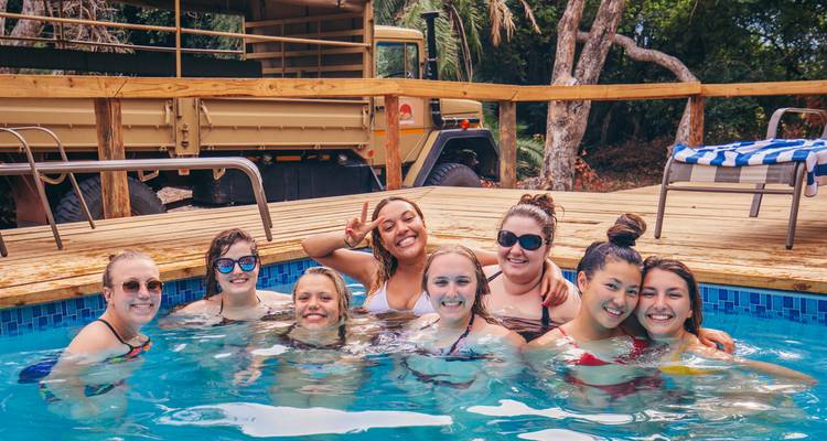 Groupe de personnes s'amusant à nager dans une piscine.