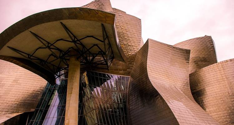 Moderne und künstlerische Architekturstruktur mit metallischen Oberflächen.