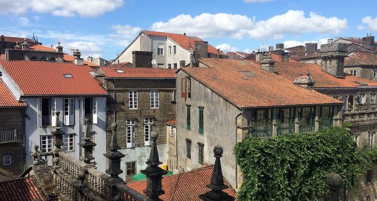 Vue du toit de vieux bâtiments avec des tuiles rouges.
