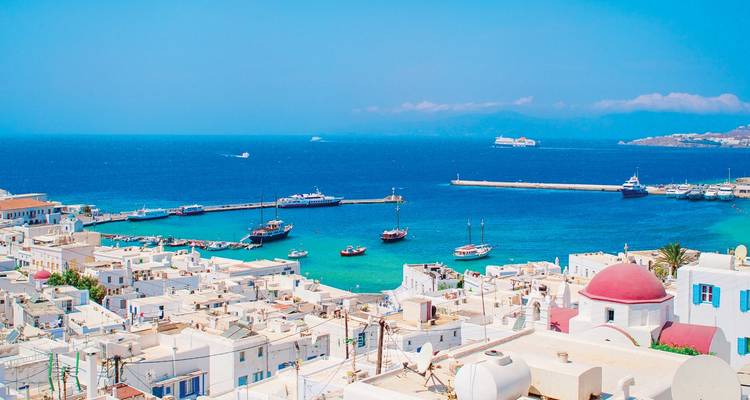 Kleurrijke kustplaats met boten op een heldere zonnige dag.