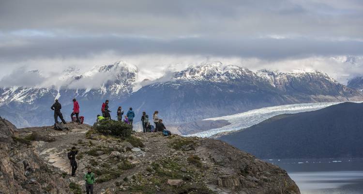 Groupe de randonneurs surplombant les montagnes et le glacier à El Chalten, en Argentine.