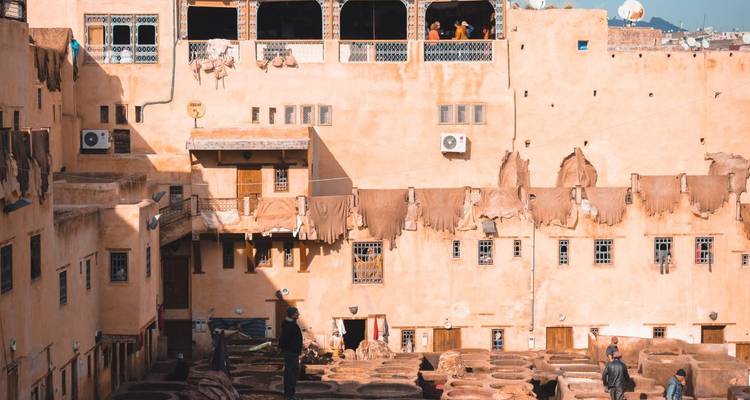 Leerlooierij met arbeiders en kuipen