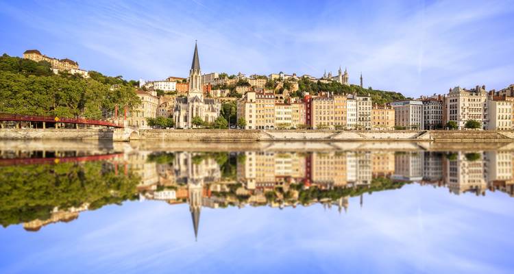 Hermoso paisaje urbano de Lyon con edificios coloridos y reflejos.