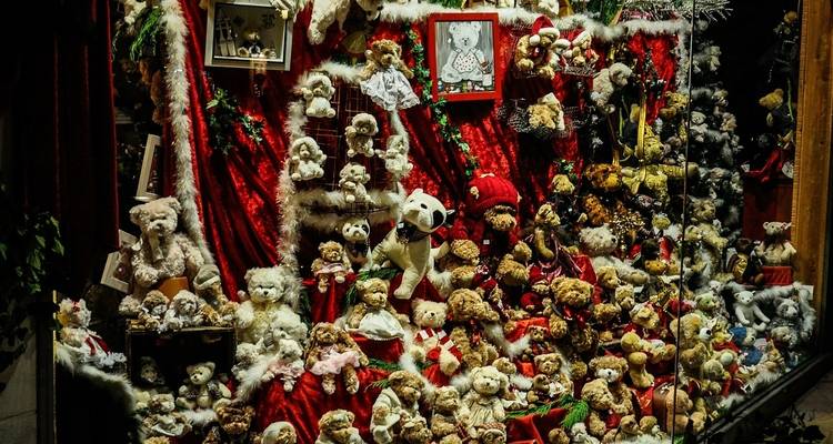 Display window with teddy bears.