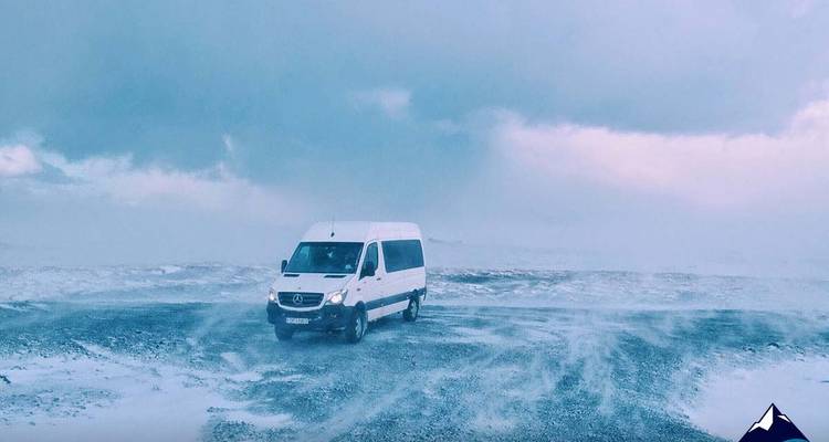 Una camioneta conduciendo por una carretera nevada y helada.