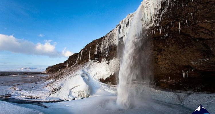 Cascada con hielo a su alrededor en un paisaje frío.